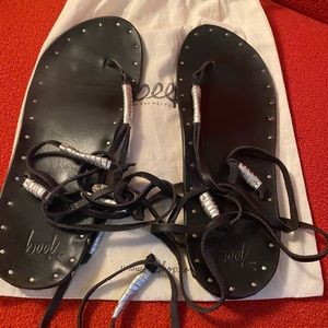 BEEK TIE UP CRANE SANDAL